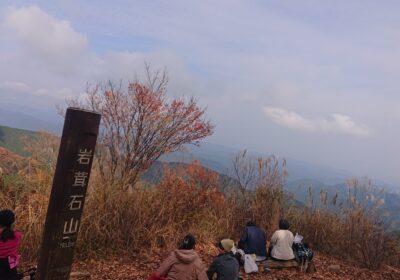 2つ目！岩茸石山頂上！惣岳山を出てから50分くらいでした！ちなみに多くの登山客で賑わっておりました！