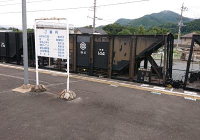 親鼻駅ホームです。さあ登ります…が？