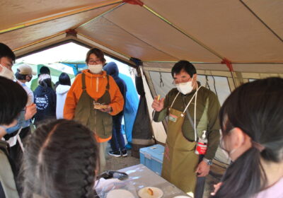 スモーキー佐藤さんから、燻製について教わる様子。部活でも燻製やってみる？