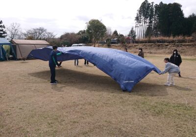 主宰の岡山さんからは何と、「部活で使うなら！」と、UNIFLAMEの超大型タープを頂戴してしまいました！大切に使わせていただきます…これで夏の熱射病から解放される…!!!