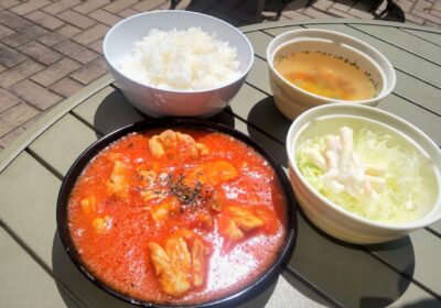 チキンのトマト煮定食！　トマトの酸味と鶏肉のうま味でごはんがすすむ！！