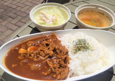 ハッシュドビーフ定食！　自宅ではあまり食べない逸品！！