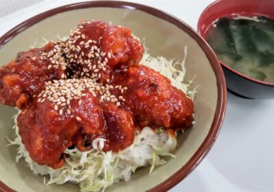 ヤンニョムチキン丼！　全校生徒が大好き、教職員も大好き！