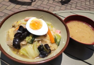 野菜たっぷり中華丼！　きくらげも大きく最高です！