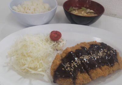 味噌カツ定食！　味噌ととんかつの組み合わせ、もう一皿食べたくなる美味しさ！