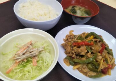 チンジャオロース定食！！　中華の定食は生徒にも大人気🍳