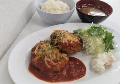 トマトソースメンチカツ！　メンチといったらソースの人、一度食べてみてください！