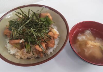 焼き鳥丼！　焼き鳥丼の説明はいらないくらい！！無心で食べました！