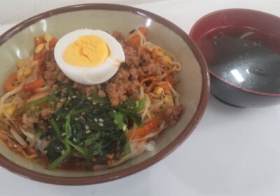 ビビンバ丼！　チャプチェ定食と同じ日に出されたメニュー！　かなり迷ってチケットを買いました。