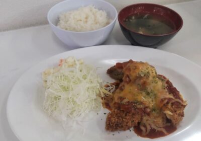 メンチカツとチーズトマトソース定食。　メンチカツにはソースとお考えの皆さん、是非食べてくさい！