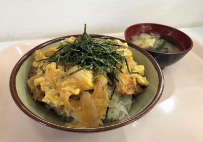 鉄板の親子丼！　ふんわり卵と豚カツ、最高のコンビです！