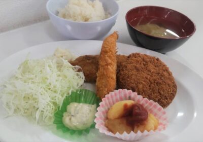 ミックスフライ定食。　みんな何から食べるか悩んでいました。そんな時間も楽しい時間！！