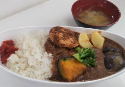 夏野菜カレー。　いつものカレーも美味しいですが、大きめにカットされた野菜と共に食べるカレーはさらにおいしい！！